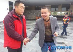 大意司机厕所掉钥匙 服务区员工热心帮助