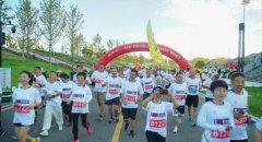 平安人寿景德镇中支积极参与全民健康跑志愿者服务
