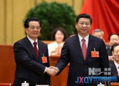 胡锦涛与习近平握手表示祝贺(图)