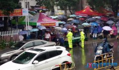 景德镇交警雨中全力保障高考顺利进行