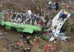 云南客车翻下60米山沟 已致13人遇难15人受伤