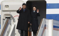 习近平抵达莫斯科 与夫人挽手走下飞机(图)