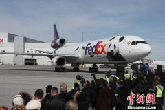 中国大熊猫抵加拿大 加总理夫妇赴机场迎接(图