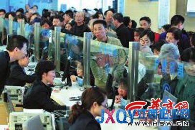 昨日，市民在西安秦华天然气营业厅排队购买天然气，队伍迂回排出了大门本报记者 汤继颖 摄