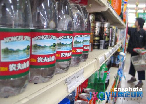农夫山泉频陷“质量门” 网友：农夫山泉有点悬