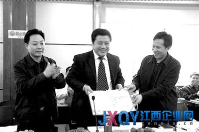 2010年4月21日，娄底市有关领导为赵锡永(中)颁发经济顾问聘书。
