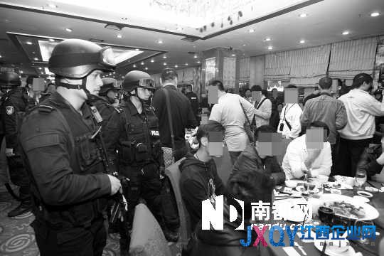 手持微冲、身穿防弹背心的警员进入酒楼进行调查。深圳警方供图