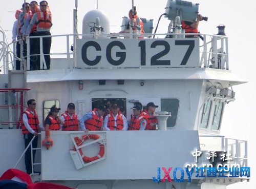 马英九登上新北舰出海视察海巡舰队操演。(中评社倪鸿祥摄)