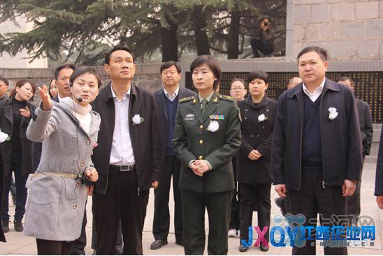 刘洋首回家乡安阳瞻仰烈士 站台乘客惊喜欢呼