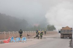 206国道赣州石城境内一货车起火（图）