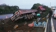 司机疲劳驾驶  货车高速侧翻损失十余万元