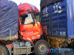 景鹰高速乐平境内两货车&ldquo;接吻&rdquo; 一司机被困车