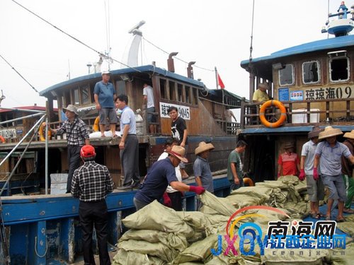 　　4月8日下午，习近平总书记在琼海市潭门镇考察，登上“琼琼海09045”渔船与渔民交谈，4月9日，这艘渔船已经准备好了鱼饵和食物，将出发前往南海打渔。(南海网记者李晓梅摄)