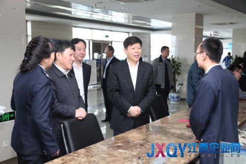 国家税务总局党组书记、局长王军（前排左四）到北京市西城区国税局办税服务厅看望基层税务干部职工。