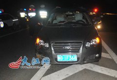 套牌车冲卡逃避检查 司机无路可走弃车逃逸