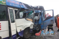 大货车雾天超车后躲避不及撞上公交车  货车司机