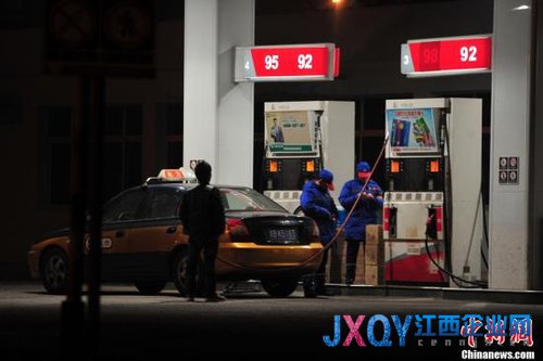 资料图:2月25日凌晨,国内成品油最高零售价年内首次上调,其中汽油每吨300元,柴油每吨290元。折合93号汽油0.23元/升,0号柴油0.25元/升。随后,北京市发改委据此也相应调整了北京汽、柴油价格,92号汽油零售价提至8.05元升,0号柴油零售价提至8.03元升。此次调整后,国内部分地区的汽油价格重新回到“八元时代”。图为车主赶在调价前进站加油。中新网记者 金硕 摄