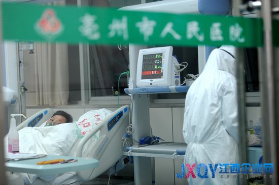 4月8日，在亳州市人民医院重症监护室，医护人员在为感染H7N9禽流感的患者治疗。新华社记者 刘军喜 摄