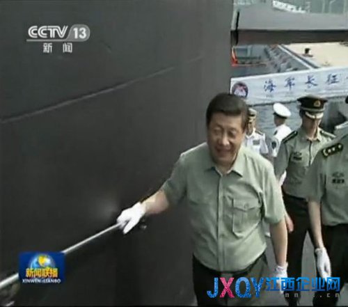 习近平三亚登上新型核潜艇视察