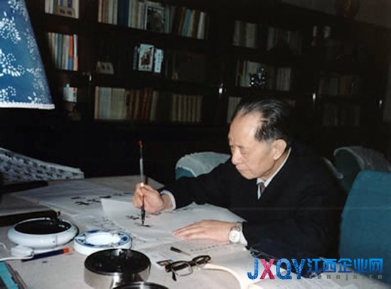 新华网今日刊登组图纪念胡耀邦逝世24周年，图为1989年，胡耀邦在书房写下了“杜修贤作品选”。