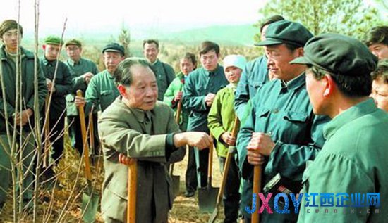 新华网今日刊登组图纪念胡耀邦逝世24周年，图为胡耀邦与十三陵林场工人交谈。