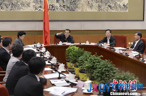 李克强：把握宏观经济走势 注重增强发展后劲