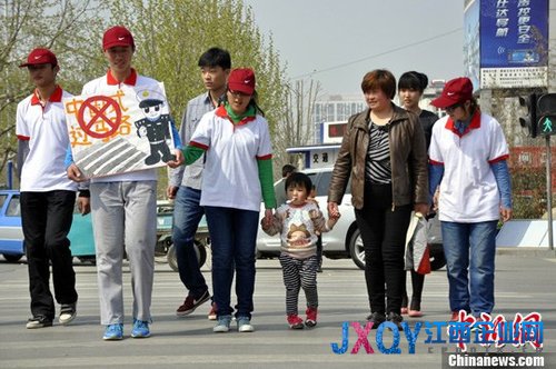 九成人认为“中国式过马路”源于规则意识缺失