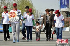 九成人认为&ldquo;中国式过马路&rdquo;源于规则意识缺失