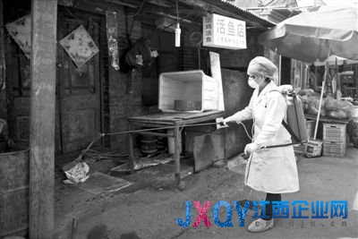 昨日，工作人员正在对无症状病毒携带者的房屋进行消毒。新京报记者 周岗峰 摄