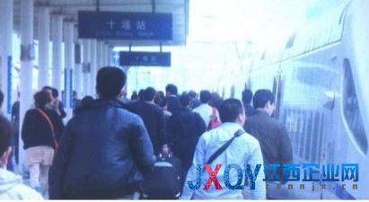 媒体曝光湖北书记李鸿忠亲自在十堰站赶火车(图)