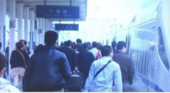 媒体曝光湖北书记李鸿忠亲自在十堰站赶火车(图