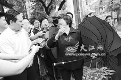 南昌市长陈俊卿冒雨劝导行人守交规[图]