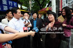 南昌市长陈俊卿上街劝阻行人闯红灯