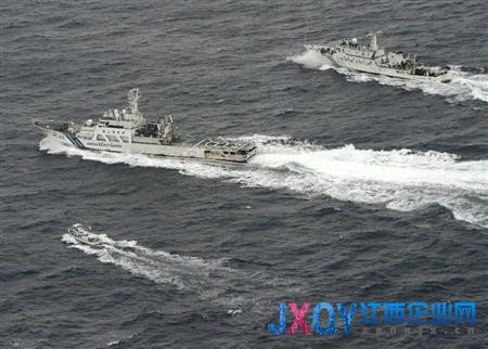 中国海监66号(右上方)对日本渔船(左下方)实施追逐驱离时，日本海上保安厅大型巡视船中间插入，阻断了中国海监船对日本渔船的驱逐。