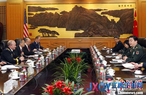 4月23日上午，中华人民共和国国防部部长常万全，在北京八一大楼会见来华访问的美国参联会主席邓普西一行。中新社发 宋吉河 摄