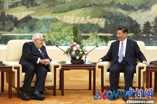 习近平会见美国前国务卿基辛格和前财长保尔森