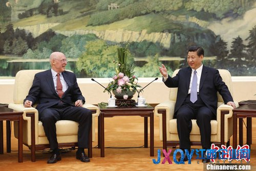 习近平会见美国前国务卿基辛格和前财长保尔森