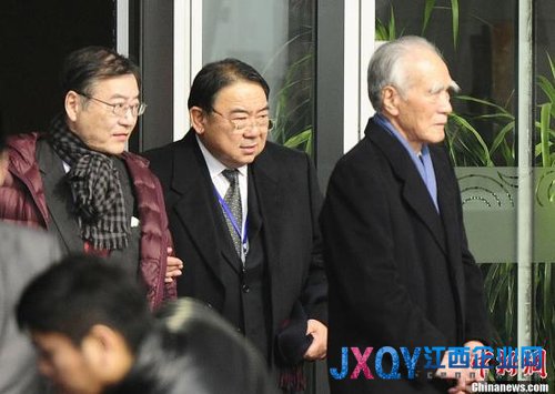 资料图：1月28日，应中国中日友好协会的邀请，日本前首相村山富市（右一），日本日中友好协会会长、自民党前干事长加藤纮一（左一）抵达北京开启为期四天的访华之旅。中新社发 侯宇 摄