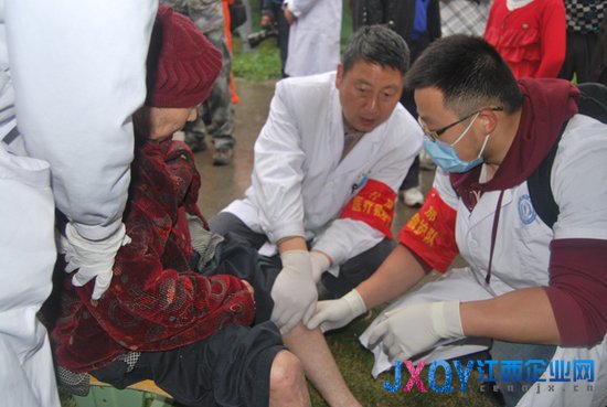 央视网记者震区纪实：牟云和他的医疗救护队