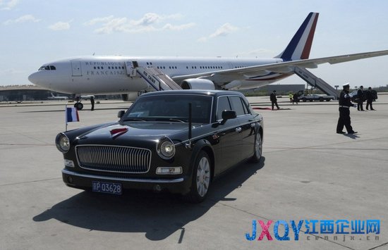 中国用新型红旗挂民用牌迎接奥朗德