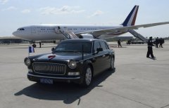 中国用新型红旗车挂民用牌迎接奥朗德