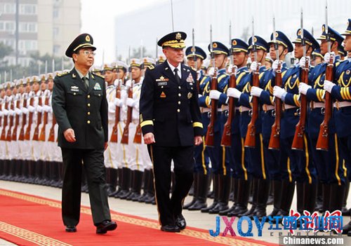 4月22日下午，中国人民解放军总参谋长房峰辉，在北京八一大楼为来华访问的美国参联会主席邓普西举行欢迎仪式，陪同检阅中国人民解放军陆、海、空三军仪仗队。中新社发 宋吉河 摄