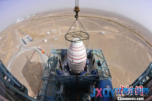 图为发射前夕,“高分一号”卫星与运载火箭在发射塔架进行对接。梁杰 摄梁杰摄