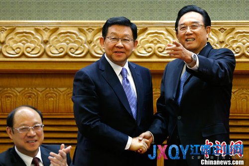 4月26日，海峡两岸关系协会在北京举行第三届理事会第一次会议，总结2008年6月以来第二届理事会的工作，规划未来任务，并举行理事换届，推举产生新的领导机构。图为陈德铭（左）与陈云林握手。中新社发富田摄