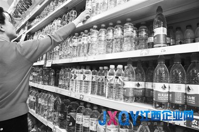 官方称包装饮用水标准已开始清理 今年底完成