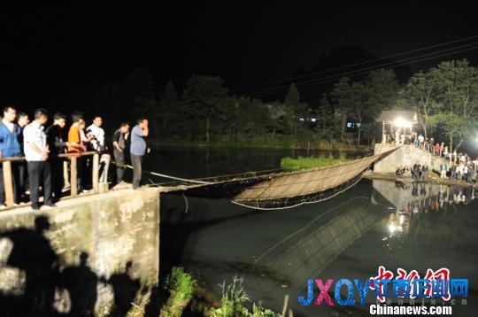 凤凰官方通报事故原因：游客兴奋过度摇晃所致