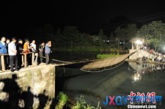 凤凰官方通报事故原因：游客兴奋过度摇晃所致