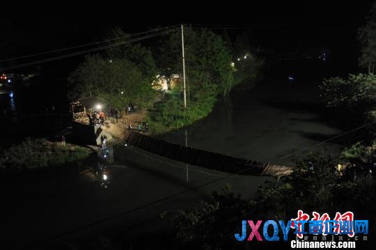 凤凰官方通报事故原因：游客兴奋过度摇晃所致