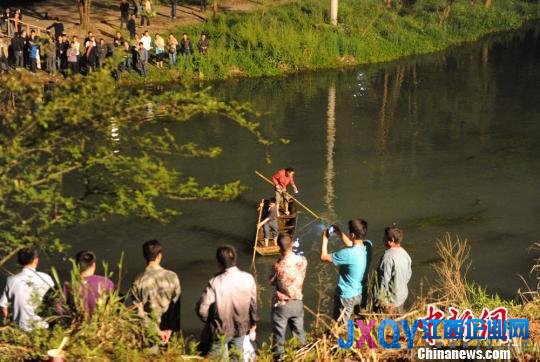 凤凰官方通报事故原因：游客兴奋过度摇晃所致