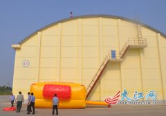 吉安：一女子厂房楼顶欲跳楼轻生 疑有精神问题